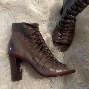 Frye twist style open toe booties 100% leather upper brown color Size 7.5